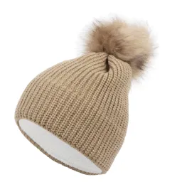 W318C Jasnobrązowa Polar Fashion czapka zimowa z pomponem ocieplana beanie oryginalny design